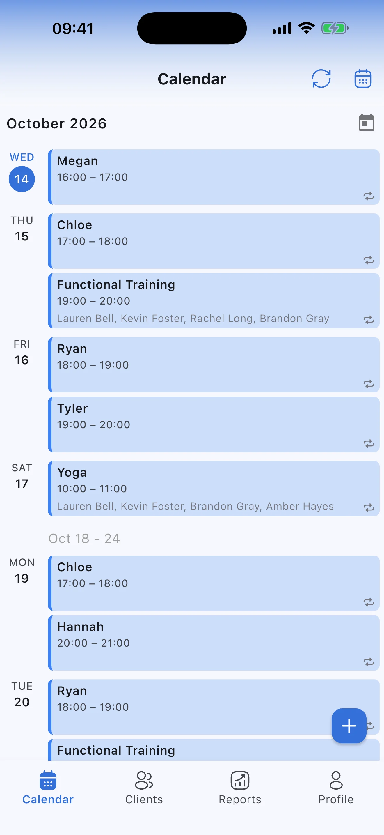 A trainer's weekly schedule in Syncoly: personal and group sessions